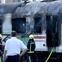 Dva vagona vlaka zapalila se na jednom od kolosijeka uz Branimirovu ulicu u neposrednoj blizini Glavnog kolodvora.