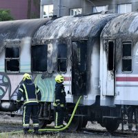 Dva vagona vlaka zapalila se na jednom od kolosijeka uz Branimirovu ulicu u neposrednoj blizini Glavnog kolodvora.