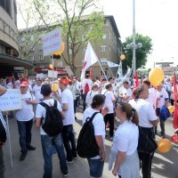 Prosvjednici okupljeni ispred Radničkog doma pod geslom Za reforme, za ljude