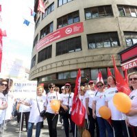 Prosvjednici okupljeni ispred Radničkog doma pod geslom Za reforme, za ljude