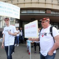 Prosvjednici okupljeni ispred Radničkog doma pod geslom Za reforme, za ljude