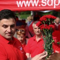 Davor Bernardić povodom Međunarodnog praznika rada dijelio karanfile