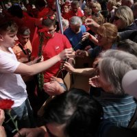 Davor Bernardić povodom Međunarodnog praznika rada dijelio karanfile