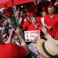 Davor Bernardić povodom Međunarodnog praznika rada dijelio karanfile