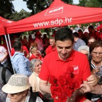 Davor Bernardić povodom Međunarodnog praznika rada dijelio karanfile