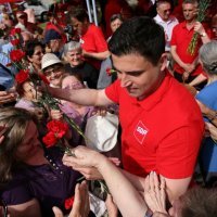 Davor Bernardić povodom Međunarodnog praznika rada dijelio karanfile