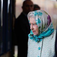 Kraljica Elizabeta II sa šalom