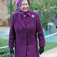 Kraljica Elizabeta II sa šalom