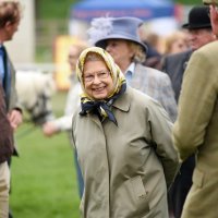 Kraljica Elizabeta II sa šalom