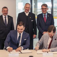 J. Komar i M. Hughes, stoje s lijeva na desno_P. Štromar, gradonaclenik A. Krstulović Opara i ministar G. Cappelli