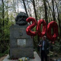 200. rođendan Karla Marxa obilježen balonima na njegovom grobu u Londonu