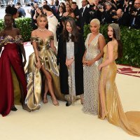 Lili Reinhart, Olivia Munn, Alek Wek, Kiersey Clemons, Jasmine Sanders i Luka Sabbat