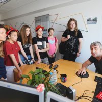 Izvršni urednik Bojan Stilin učenicima je objasnio kako se uređuje naslovnica tportala