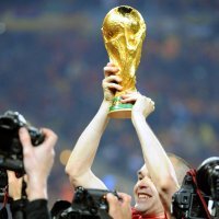 Andres Iniesta s trofejem za svjetskog prvaka 2010