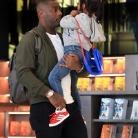 Glumac i DJ Idris Elba sa sinom i zaručnicom sletio u Zračnu luku Franjo Tuđman