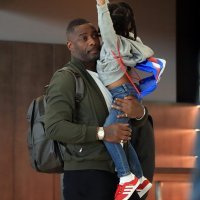 Glumac i DJ Idris Elba sa sinom i zaručnicom sletio u Zračnu luku Franjo Tuđman