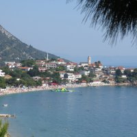 Gradac je turističko mjesto na makarskoj rivijeri od 1200 stanovnika.