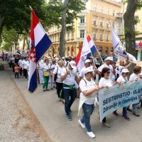 Medicinske sestre i tehničari svoj dan "slavili" u prosvjednoj povorci do Markovog trga