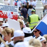 Medicinske sestre i tehničari svoj dan "slavili" u prosvjednoj povorci do Markovog trga
