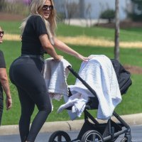 Khloe Kardashian u šetnji s kćerkicom True Thompson