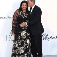 Pierce Brosnan i Kelly Shaye Smith