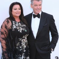 Pierce Brosnan i Kelly Shaye Smith