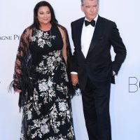 Pierce Brosnan i Kelly Shaye Smith