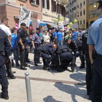 Rijeka: Interventna policija odnijela nekoliko djevojaka koje su blokirale put kolone Hod za život