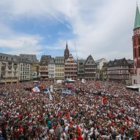 Niko Kovač pred prepunim trgom navijača podigao trofej njemačkog kupa