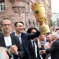 Niko Kovač pred prepunim trgom navijača podigao trofej njemačkog kupa
