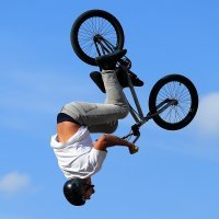 Profesionalni vozač BMX Igor Vukadinović Poky 2015. u Osijeku je preskočio tramvaj