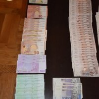 Predmeti pronađeni pri uhićenju serijskog razbojnika