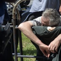 Građani koji pružaju podršku Gruevskom ispred Kaznenog suda u Skoplju, jednom je pozlilo