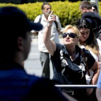 Građani koji pružaju podršku Gruevskom ispred Kaznenoga suda u Skoplju