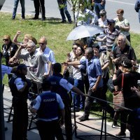 Građani koji pružaju podršku Gruevskom ispred Kaznenoga suda u Skoplju