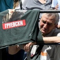 Građani koji pružaju podršku Gruevskom ispred Kaznenog suda u Skoplju, jednom je pozlilo