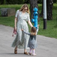 Jelena Veljača i kćer Lena ispred Muzeja Mimare