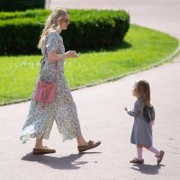 Jelena Veljača i kćer Lena ispred Muzeja Mimare