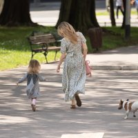 Jelena Veljača i kćer Lena ispred Muzeja Mimare