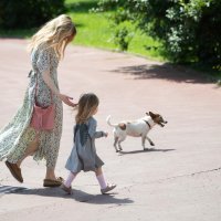 Jelena Veljača i kćer Lena ispred Muzeja Mimare