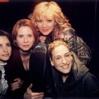 Sarah Jessica Parker (kao Carrie Bradshaw), Kim Cattrall (kao Samantha Jones), Kristin Davis (kao Charlotte York) i Cynthia Nixon (kao Miranda Hobbes)