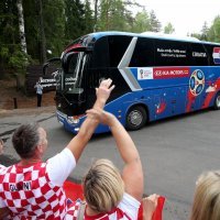 Navijači dočekali bus s hrvatskim nogometnim reprezentativcima