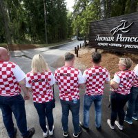 Navijači dočekali bus s hrvatskim nogometnim reprezentativcima