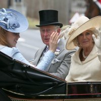 Princeze Beatrice i Eugenie s princom Charlesom i vojvotkinjom Camillom
