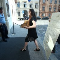 Zelena akcija je simbolično uručila ministru Ćoriću "nagradu" Zlatni panj