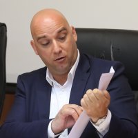Načelnik Vira Kristijan Kapović na presici nakon izlaska iz pritvora