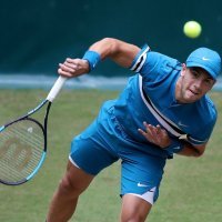 Borna Ćorić u Halleu servira