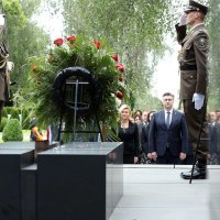 Predsjednica, premijer i predsjednik Sabora položili vijence na Mirogoju