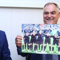 Blaženko Boban i Goran Marić s posterom hrvatske nogometne reprezentacije