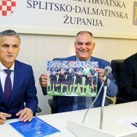 Blaženko Boban i Goran Marić s posterom hrvatske nogometne reprezentacije